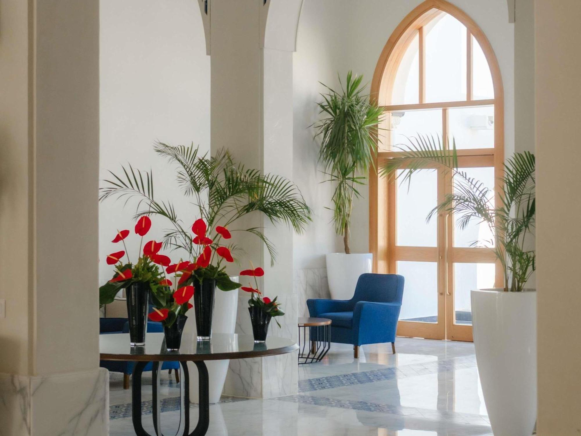 Villa su 2 Livelli con Vista Mare Laterale e Giardino